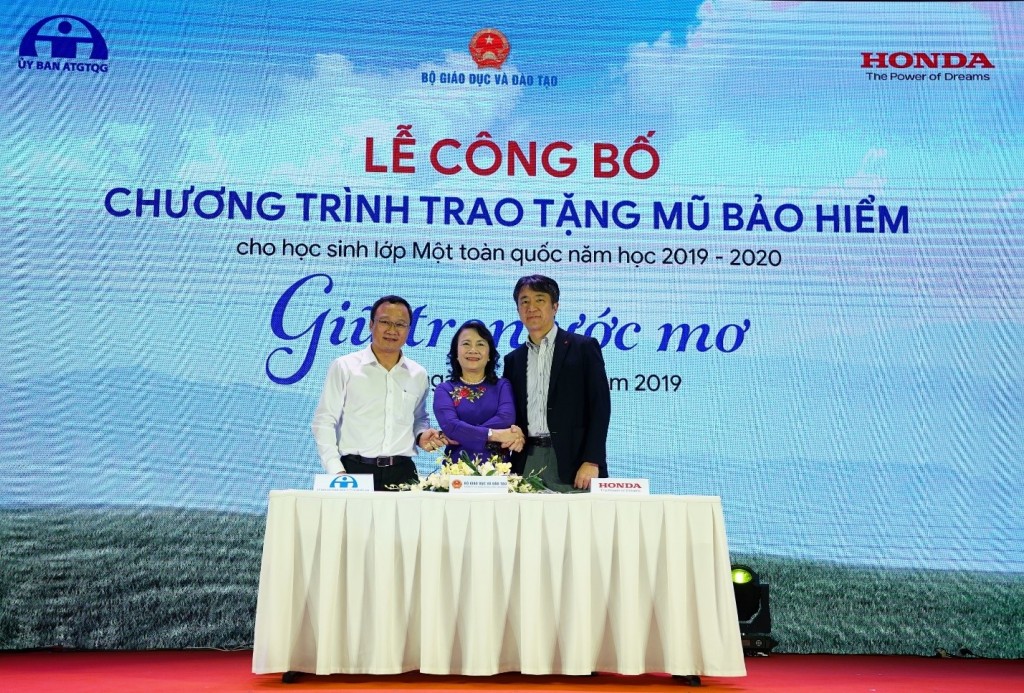 Lễ Công bố thực hiện chương trình phối hợp Trao tặng mũ bảo hiểm cho học sinh lớp 1 toàn quốc năm học 2019 – 2020