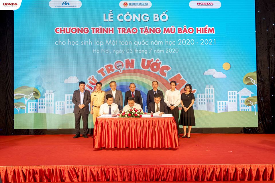 Lễ Công bố Chương trình Trao tặng Mũ bảo hiểm cho học sinh lớp Một toàn quốc năm học 2020 – 2021